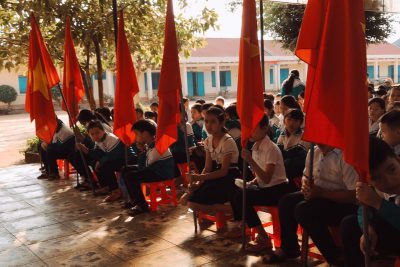 Tặng quà cho học sinh nghèo vượt khó. Năm học 2019 – 2020