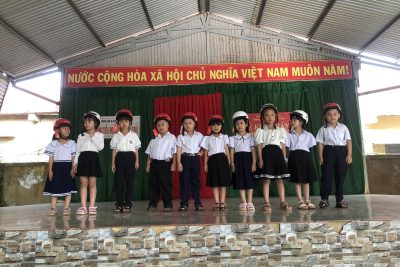 Trao tặng mũ bảo hiểm cho các em học sinh Khối 1. Năm học 2024 – 2025