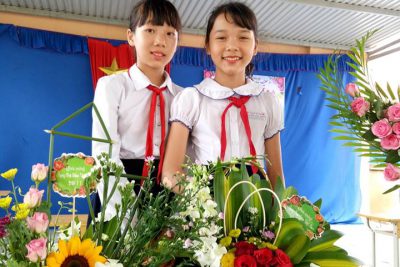 Học sinh tham gia lễ hội cắm hoa nhân dịp ngày Hiến chương nhà giáo 20-11