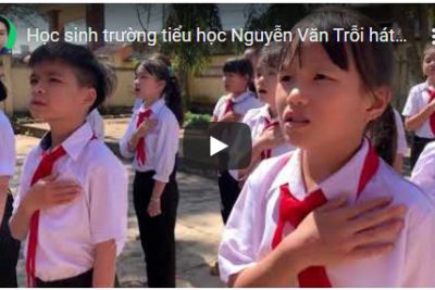 Học sinh trường Tiểu học Nguyễn Văn Trỗi hát quốc ca tại Địa chỉ đỏ