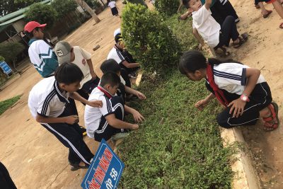 Học sinh thực hiện lao động vệ sinh khuôn viên nhà trường