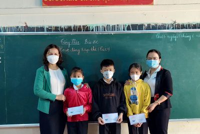 Trao quà cho học sinh có hoàn cảnh khó khăn – Năm học 2021  – 2022